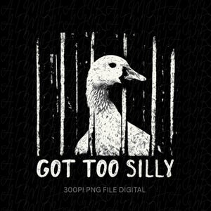 Könnte beinhalten: Schwarz-weiße Grafik einer Gans hinter Gittern. Die Gans ist weiß mit detaillierten Federn. Der Text "GOT TOO SILLY" steht darunter in fetten weißen Buchstaben. Der Hintergrund ist schwarz.