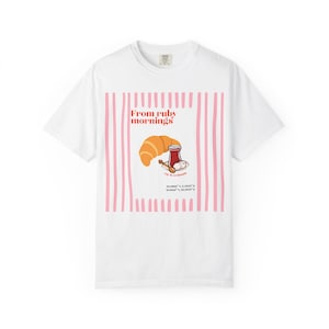 Camiseta con ilustración de croissant y té / Arte de panadería 'From Ruby Mornings'