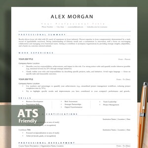 Peut inclure: Un modèle de CV professionnel avec le nom "ALEX MORGAN" en haut. Le CV comprend des sections pour le résumé professionnel, l'expérience professionnelle, les compétences et les certifications. Un stylo doré et marron repose sur le côté droit du CV.