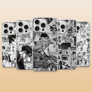 Könnte beinhalten: Fünf Handyhüllen mit schwarz-weißen Manga-Illustrationen. Jede Hülle zeigt verschiedene Anime-Charaktere und -Panels und schafft ein detailliertes und dynamisches Design. Die Hüllen haben einen transparenten Rand.