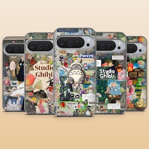Puede incluir: Cinco fundas transparentes para smartphone con un collage de varios personajes y escenas de Studio Ghibli, incluyendo a Totoro, Ponyo y los duendes del polvo. Cada funda tiene un recorte horizontal para la cámara y coloridas ilustraciones.