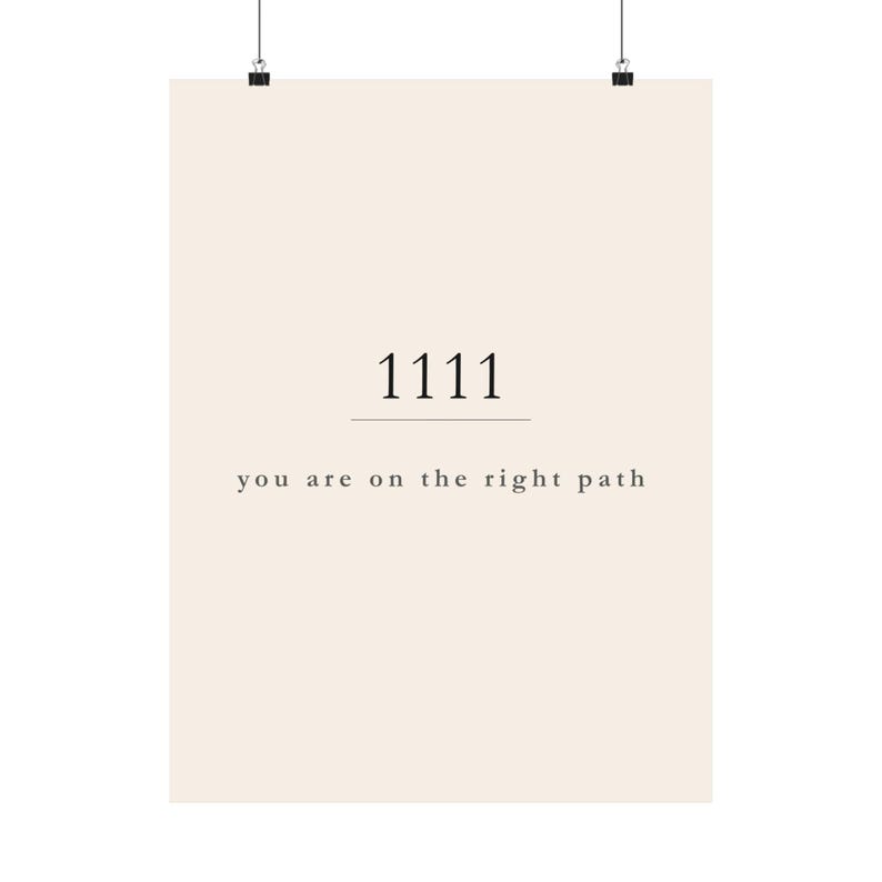 Pu&ograve; includere: Un poster beige con il numero "1111" in nero, sopra la frase "you are on the right path". Il poster &egrave; tenuto da due clip nere nella parte superiore.