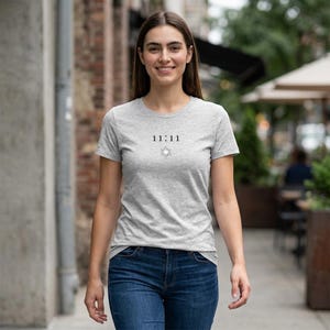 11:11 Sun Spiritual T-Shirt, Minimalist Celestial Numerology Top imagem 1