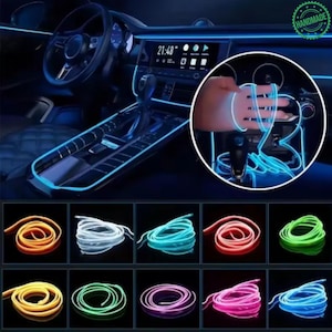 Könnte beinhalten: Auto-Innenraum mit blauer LED-Streifenbeleuchtung. Das Bild zeigt das Armaturenbrett, die Konsole und verschiedene farbige LED-Streifen. Eine Hand hält einen blauen LED-Streifen. Das Bild zeigt auch eine Vielzahl von aufgerollten LED-Streifen in verschiedenen Farben.