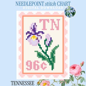Puede incluir: Un patrón digital de punto de aguja con un diseño de sello postal con el texto TN y 96 centavos. El sello muestra una flor de iris morada pixelada con tallos verdes sobre un fondo crema, enmarcado por un borde rosa sobre un campo azul claro.