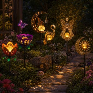 Peut inclure: Un ensemble de six piquets de jardin solaires décoratifs présentant des silhouettes en métal en forme de croissant de lune avec papillon, flamant rose, ange, soleil et lune, et deux fleurs, illuminés par des sphères en verre lumineuses.