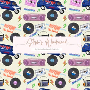 Può includere: Motivo ripetuto con elementi retrò: furgone blu, musicassette, dischi in vinile, boombox e cuffie. Il design include il testo "Steph's el Wonderland" e "Hawkins Hitmaker" su sfondo crema.