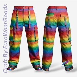 Op de afbeelding: Regenboogkleurige cargobroek met een horizontaal gestreept patroon, meerdere zijzakken, verstelbare gespriemen in de taille en een zilverkleurige metalen ketting. De tekst "Craft By EuroWearGoods" is zichtbaar aan de linkerkant.
