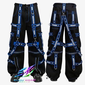 Peut inclure: Pantalon cargo noir avec des détails bleus et blancs. Le pantalon comporte plusieurs poches, des sangles et des détails réfléchissants. La conception comprend une taille à cordon et une quincaillerie métallique. Le pantalon est présenté avec des chaussures noires et le logo Euro Wear Goods.