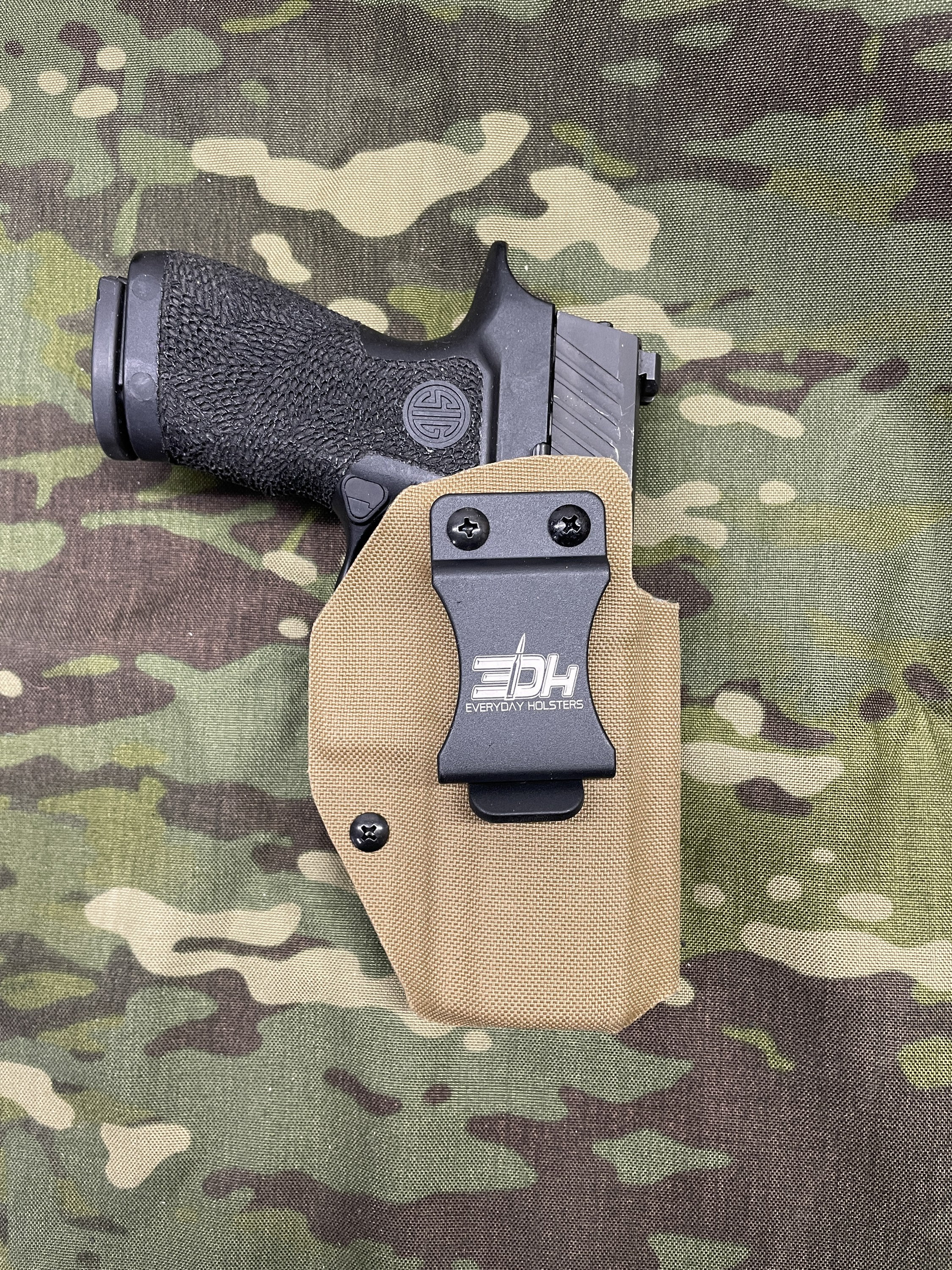 Aufsteller Für Sig Sauer P320 – 3 Magazinhalter – Schwarz-weiß – USA – Polymer-Ständer Aufsteller Für Sig Sauer P320 – 3 Magazinhalter – Schwarz-weiß – USA – Polymer-Ständer