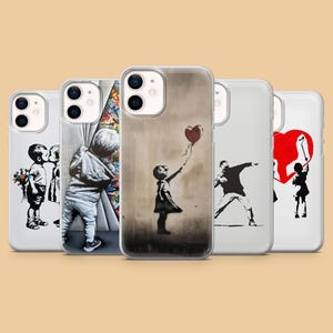 Könnte beinhalten: Eine Sammlung von fünf Handyhüllen mit Graffiti-Kunst im Banksy-Stil. Die Hüllen zeigen verschiedene Schwarz-Weiß-Illustrationen, darunter ein Kind mit einem herzförmigen Ballon und küssende Kinder.