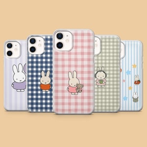 Op de afbeelding: Vijf telefoonhoesjes met cartoon konijn ontwerpen. De hoesjes hebben verschillende patronen, waaronder strepen en ruitjes, in kleuren als roze, blauw en groen. Elke hoes heeft een andere konijn illustratie.