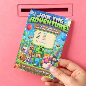 以下が含まれることがあります： ピクセル化されたブロックデザインの長方形の誕生日招待状。JOIN THE ADVENTURE! You're invited to a birthday celebration!というテキストと、ID、AGE、DATE、TIME、VENUE、RSVPの記入欄があります。スティーブ、アレックス、様々な動物のキャラクターが描かれています。