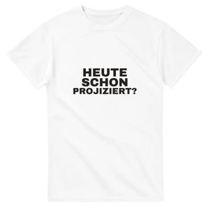 Könnte beinhalten: Ein weißes T-Shirt mit kurzen Ärmeln und dem schwarzen Text HEUTE SCHON PROJIZIERT?, der in einer fetten, serifenlosen Schrift mittig auf der Brust aufgedruckt ist. Das Kleidungsstück hat einen klassischen Rundhalsausschnitt und eine Standardpassform.