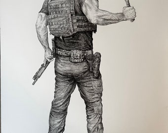 Op de afbeelding: Een zwart-witte pen-en-inkt tekening van een persoon die een tactische vest, een baseballpet en een broek draagt. De persoon houdt een kleine bijl in zijn rechterhand en een geweer in zijn linkerhand.