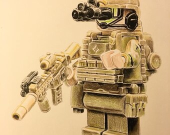 Op de afbeelding: Een handgetekend beeld van een Lego minifiguur soldaat die een tan helm en camouflage kleding draagt. De soldaat houdt een zwart en tan geweer met een scope vast.