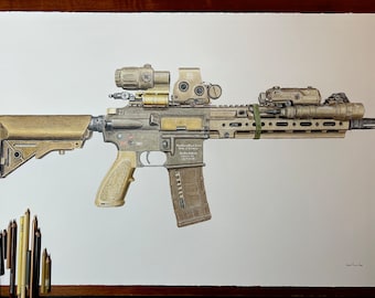 Könnte beinhalten: Eine detaillierte Bleistiftzeichnung eines beigefarbenen Sturmgewehrs mit einem schwarzen Zielfernrohr und einer schwarzen Taschenlampe, die am Lauf befestigt ist. Das Gewehr hat ein schwarzes Magazin und einen schwarzen Griff. Die Zeichnung ist auf weißem Hintergrund.