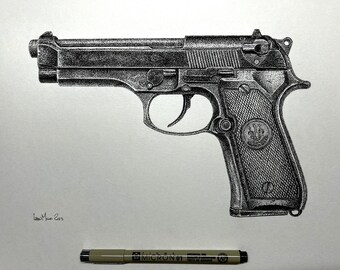 Op de afbeelding: Een zwart en zilveren pistool getekend in potlood op wit papier. Het wapen is een semi-automatisch pistool met een magazijn en een loop. De tekening is zeer gedetailleerd en realistisch.