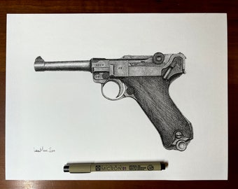 Könnte beinhalten: Eine detaillierte Schwarzweiß-Bleistiftzeichnung einer Luger-Pistole auf weißem Papier. Die Zeichnung ist unten links mit "Lucas Mann 2021" signiert. Ein Micron 01 Stift ist ebenfalls abgebildet.
