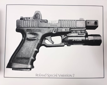 Könnte beinhalten: Schwarzweiß-Illustration einer Pistole mit einem Rotpunktvisier, einer Taschenlampe und dem Text "Roland Special Variation 2".