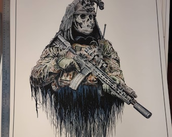Op de afbeelding: Een zwart-witte illustratie van een soldaat in camouflage en een schedelmasker, die een geweer vasthoudt. De soldaat staat voor een witte achtergrond. De tekst "Night Reaper" is onder de afbeelding gedrukt.