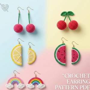 Op de afbeelding: Een verzameling kleurrijke gehaakte oorbellen in verschillende fruit- en regenboogontwerpen. De oorbellen omvatten kersen, citroenpartjes, watermeloenpartjes en regenbogen met witte wolkenaccenten. De tekst "CROCHET EARRING PATTERN PDF" is zichtbaar.