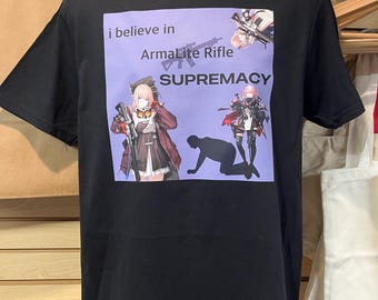 Puede incluir: Una camiseta negra de manga corta con un gráfico rectangular de color morado claro en el pecho. El gráfico muestra dos personajes de estilo anime con cabello rosa sosteniendo rifles, la silueta de una persona arrodillada y el texto i believe in ArmaLite Rifle SUPREMACY.