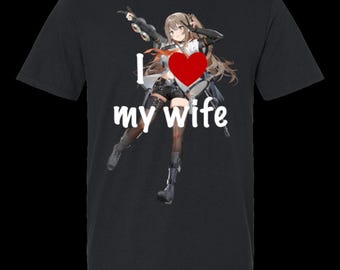 Puede incluir: Una camiseta negra de manga corta con un estampado gráfico de un personaje de estilo anime con cabello castaño en una pose dinámica. El texto "I [símbolo de corazón] my wife" está impreso en blanco y rojo en el centro del pecho.