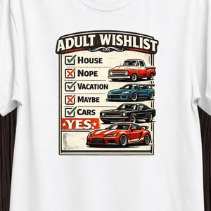 Può includere: Una t-shirt bianca a maniche corte con una grafica intitolata ADULT WISHLIST. L'elenco include House con un segno di spunta, Nope con una X, Vacation con un segno di spunta, Maybe con una X e Cars con un segno di spunta accanto a quattro auto.