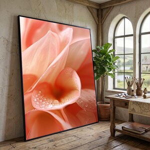 Peut inclure: Gros plan d'une fleur pêche avec des gouttelettes d'eau, présenté dans un cadre noir. Les pétales délicats sont mis en valeur. L'œuvre est exposée dans une pièce lumineuse, à l'ambiance rustique.