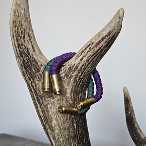 Armband med gevär i mässing