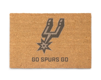 Felpudo de los San Antonio Spurs, Felpudo de bienvenida Go Spurs Go, Regalo para fans de los Spurs de la NBA, Felpudo de entrada de fibra de coco natural, Decoración para el hogar de los Spurs, Fiesta plateada y negra