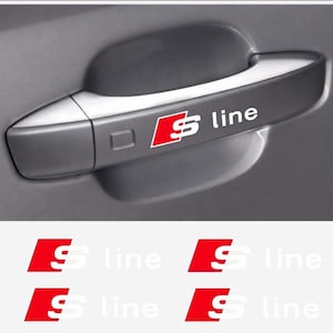Può includere: Una maniglia per portiera auto color argento con un emblema S line rosso e bianco. Sotto la maniglia, quattro adesivi S line identici sono mostrati su uno sfondo bianco. Ogni adesivo consiste in un quadrato rosso con una S bianca e la scritta line.