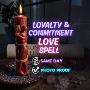 Könnte beinhalten: Eine hohe, dunkelrote Stumpenkerze mit einem Relief von zwei sich umarmenden Figuren, umwickelt mit Bindfaden. Die Kerze brennt auf einem gemusterten Teller. Der Text lautet: LOYALTY & COMMITMENT LOVE SPELL, 24 HOURS SAME DAY, PHOTO PROOF.