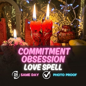 Könnte beinhalten: Zwei rote Kerzen mit brennenden Flammen sind der Mittelpunkt dieses Bildes, mit dem Text "COMMITMENT OBSESSION LOVE SPELL" in Pink und Weiß. Das Bild enthält auch den Text "SAME DAY" und "PHOTO PROOF".