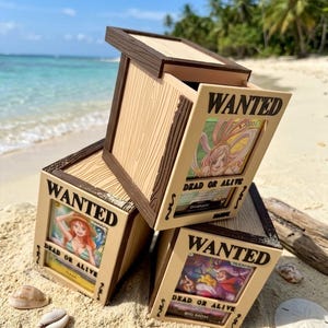 Peut inclure: Trois boîtes de rangement carrées à texture bois avec un cadre crème portant le texte WANTED et DEAD OR ALIVE. Chaque boîte présente une carte à collectionner différente derrière une fenêtre transparente, dont Nami, Shirahoshi et Big Mom.