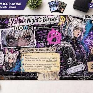以下が含まれることがあります： 24 x 14インチの長方形のTCGプレイマット。Y'shtola Night's Blessedのキャラクターイラストが描かれています。紫と黒のパンクスタイルのグラフィック、テキスト要素、ドクロのアイコン、ゲームカードの能力テキストがデザインに含まれています。