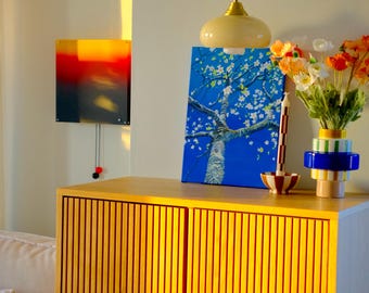 Cuadro acrílico sobre lienzo de 30 × 40 cm con diseño de árbol en flor.