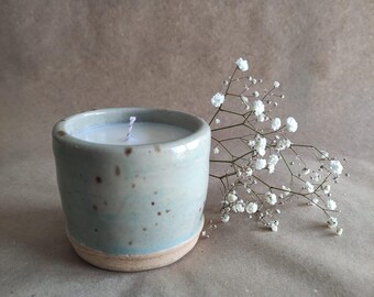 Vela de soja con aceites esenciales en cuenco de cerámica artesanal