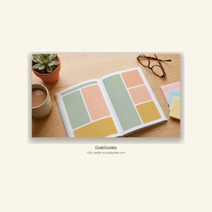 Puede incluir: Un cuaderno abierto con bloques de colores pastel, una taza de caf&eacute;, una peque&ntilde;a planta suculenta en maceta, gafas y notas adhesivas sobre una superficie de madera. El cuaderno tiene bloques verdes, melocot&oacute;n y amarillos. El texto "GrabGuides" es visible.
