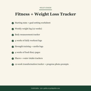 Pu&ograve; includere: Una pagina color crema con il titolo "Fitness + Weight Loss Tracker" e un elenco di funzionalit&agrave;. L'elenco include un foglio di lavoro per la definizione degli obiettivi, un registro del peso settimanale, un tracker delle misurazioni corporee, registri degli allenamenti e pagine del diario alimentare. La parte inferiore della pagina contiene il testo "GrabGuides - 150+ guides at grabguides.com."