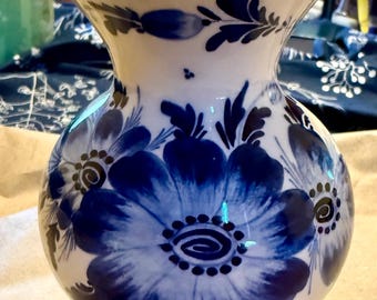 Vintage Delftsblauwe handgeschilderde bloemenvaas | Blauw-witte vaas van Dutch Pottery | Keramisch decor Hollandse Delftse stijl
