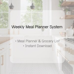 Op de afbeelding: Een lichte, luchtige keuken met de tekst "Weekly Meal Planner System". De afbeelding toont een maaltijdplanner en boodschappenlijst, direct te downloaden. De keuken heeft witte kasten, gouden handgrepen en een patroonvloer.