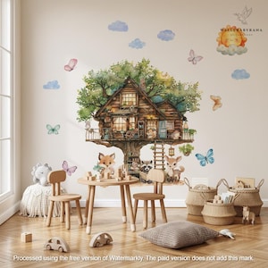 Könnte beinhalten: Ein skurriles Wandtattoo-Set mit einem Baumhaus-Design mit Waldtieren, Schmetterlingen und Wolken. Das Set enthält ein Baumhaus, einen Fuchs, ein Reh, einen Waschbären und einen Tisch mit Stühlen. Die Farbpalette umfasst Braun-, Grün-, Blau- und Gelbtöne.