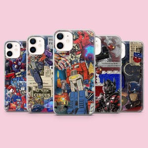 Op de afbeelding: Vijf telefoonhoesjes met kleurrijke ontwerpen met Transformers-personages. De hoesjes tonen een collage van afbeeldingen, waaronder robots, tekst en kunst in stripstijl. De hoesjes zitten in transparante beschermhoezen.
