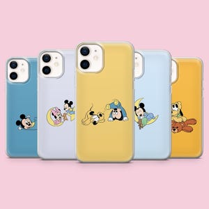 Puede incluir: Cinco fundas de teléfono coloridas con personajes de Disney. Cada funda tiene un color de fondo diferente: azul, lila claro, amarillo, azul claro y dorado. Las fundas presentan a Mickey Mouse, Minnie Mouse, Pluto y otros personajes.