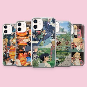 Könnte beinhalten: Eine Sammlung klarer Handyhüllen mit farbenfrohen Illustrationen im Anime-Stil. Die Designs zeigen Charaktere und Szenen aus einem beliebten Zeichentrickfilm, mit Textelementen wie "calcifer" und "a heavy burden."