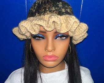 Gorro de ganchillo hecho a mano con volantes