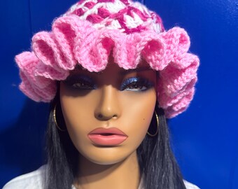 Gorro de ganchillo hecho a mano con volantes