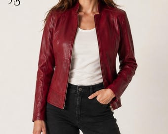 Damen Burgund Lederjacke ausgestattet | Kragenloser körperformender Bikermantel | Weinrotes individuelles Geschenk
